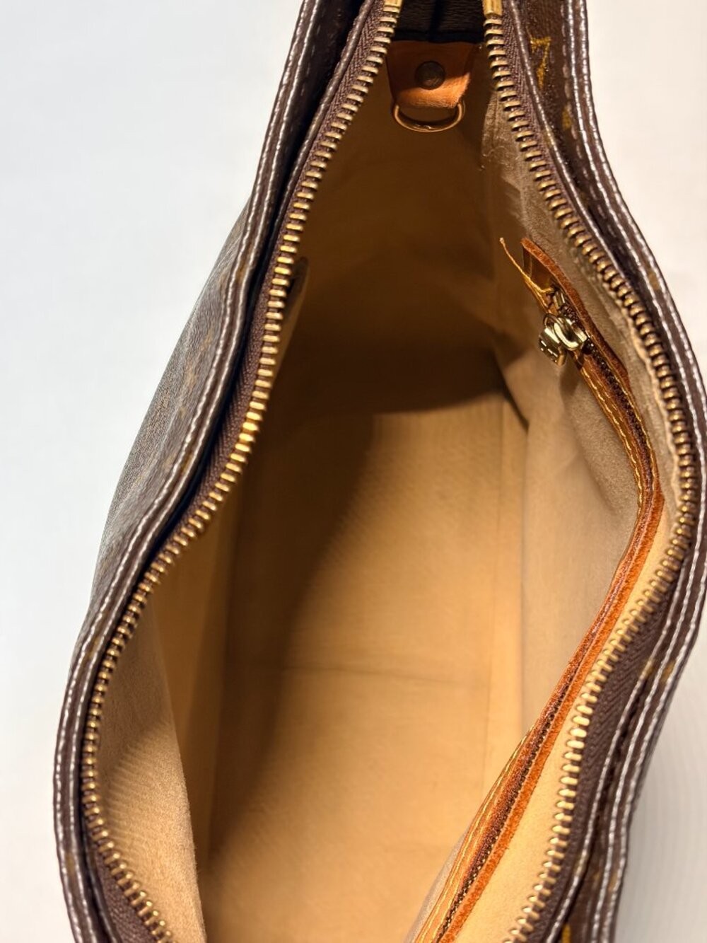 Authentic Louis Vuitton Looping GM - Picture 4 of 9